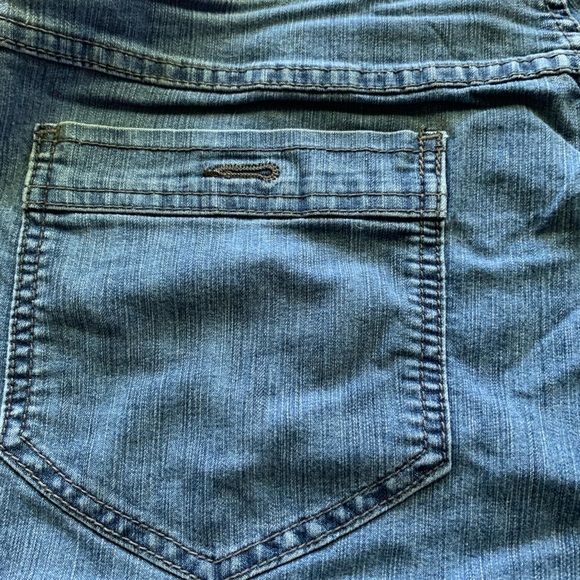 Avenue Medium Rise Stretch Blue Jean Shorts - Picture 10 of 10